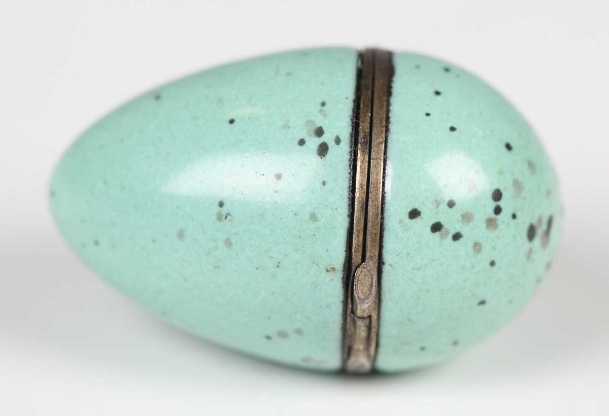 A late 19th century enamelled novelty scent bottle, modelled and decorated as a robin's egg, the - Image 3 of 6