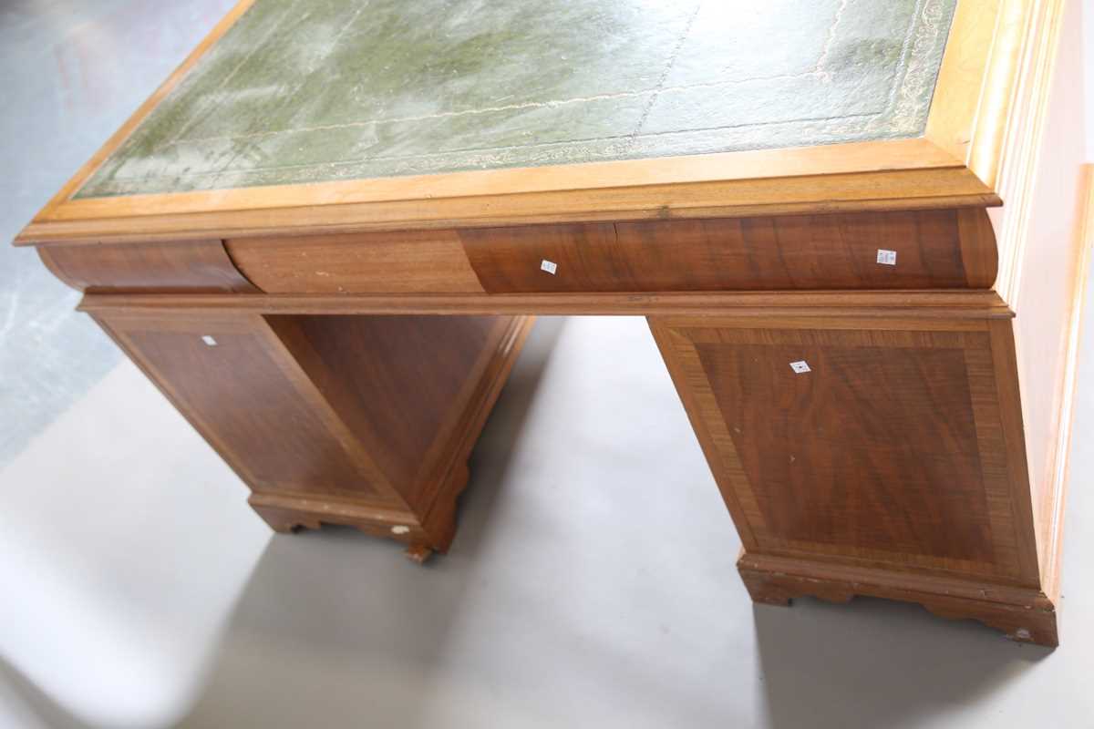 An early/mid-20th century walnut twin-pedestal desk, the top inset with green leather above an - Bild 10 aus 12