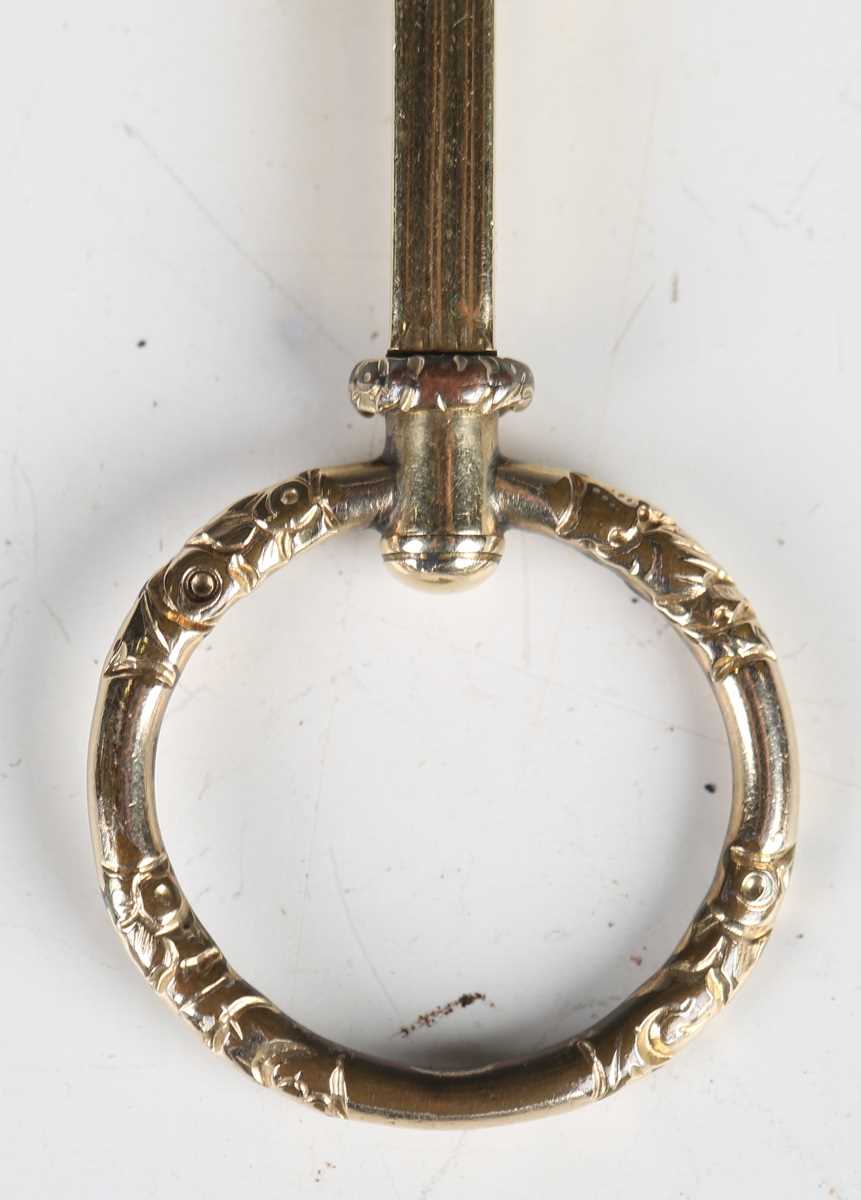 A mid-19th century gold framed magnifying lens, finely chased with foliage, length 8cm. - Image 5 of 12
