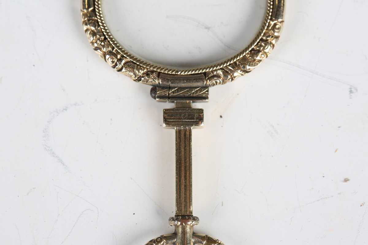 A mid-19th century gold framed magnifying lens, finely chased with foliage, length 8cm. - Image 4 of 12