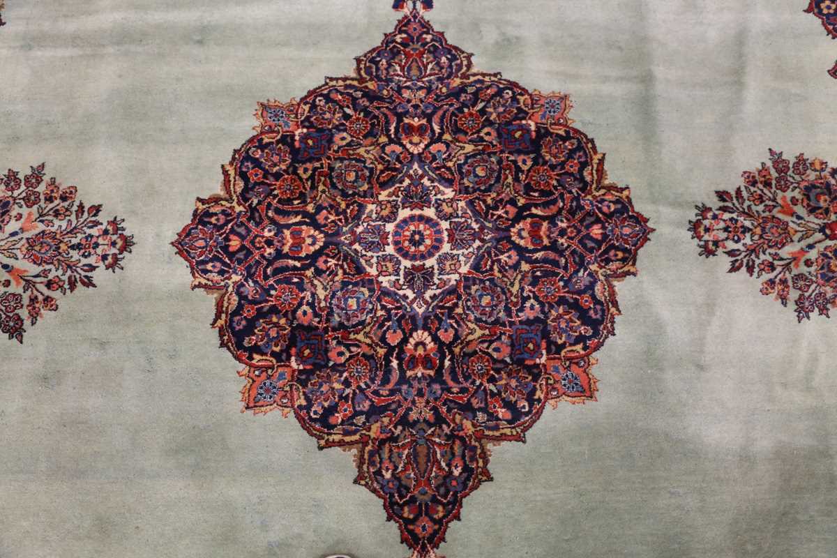 A Kashan carpet, Central Persia, early 20th century, the green field with a central medallion, - Bild 5 aus 8