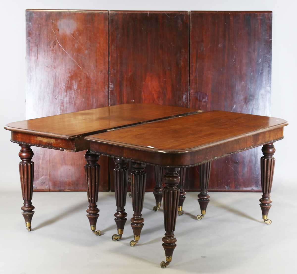 A William IV mahogany pull-out extending dining table, in the manner of Gillows of Lancaster, the