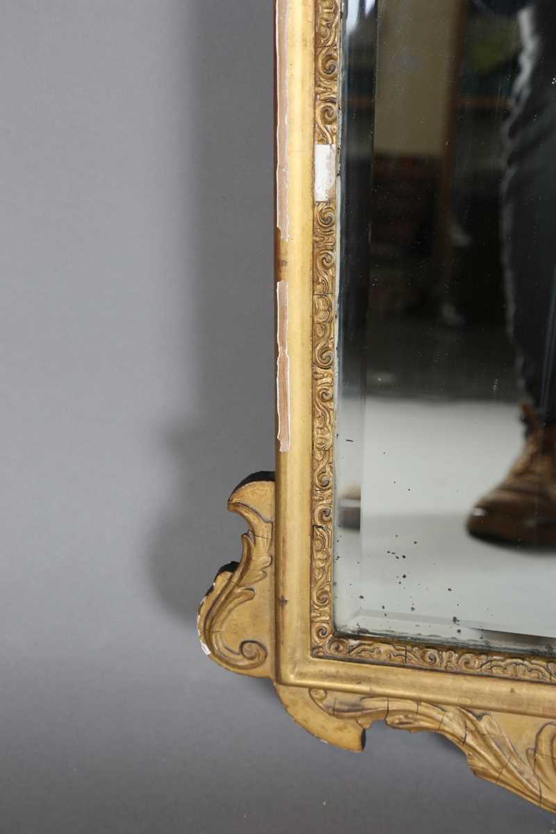 A pair of early 20th century George III style gilt composition wall mirrors, the swan neck pediments - Bild 14 aus 16