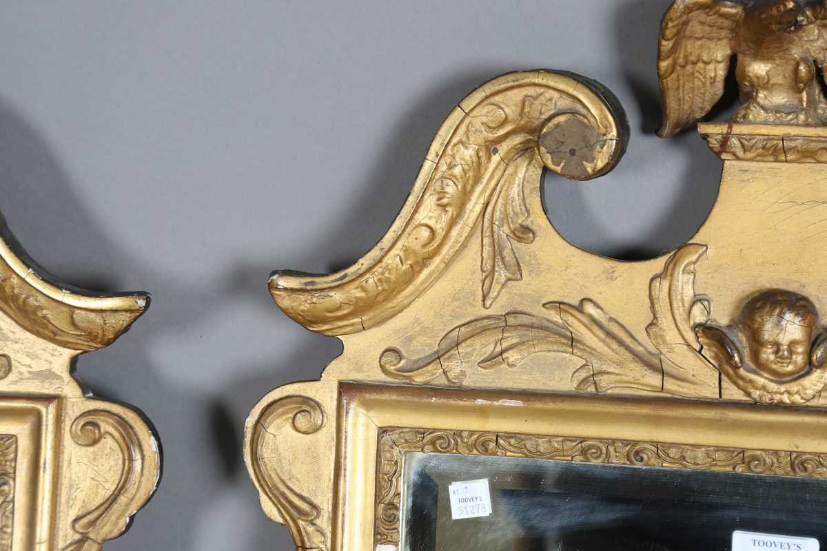 A pair of early 20th century George III style gilt composition wall mirrors, the swan neck pediments - Bild 4 aus 16