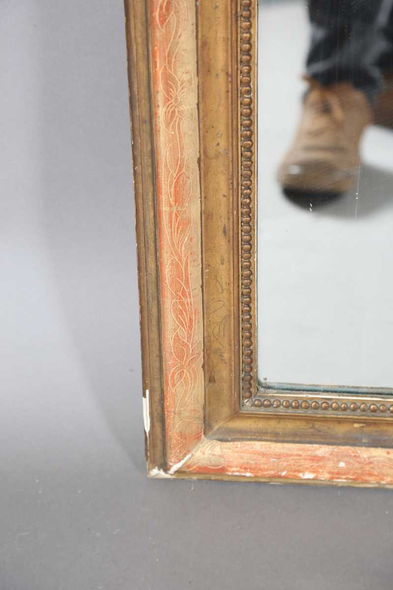 A 19th century French gilt gesso pier mirror with an arched foliate decorated frame, 138cm x 85cm. - Bild 5 aus 10