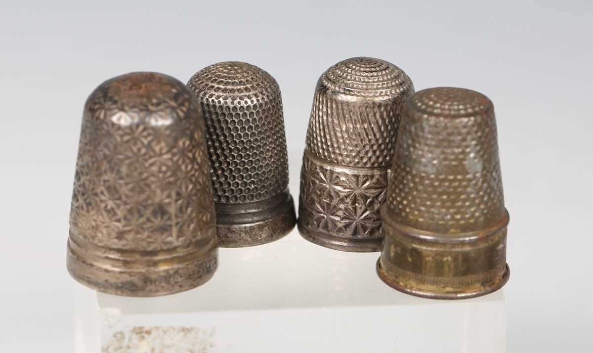 A mixed group of silver and other objects of virtu, including an articulated fish with hinged lid, - Image 4 of 16