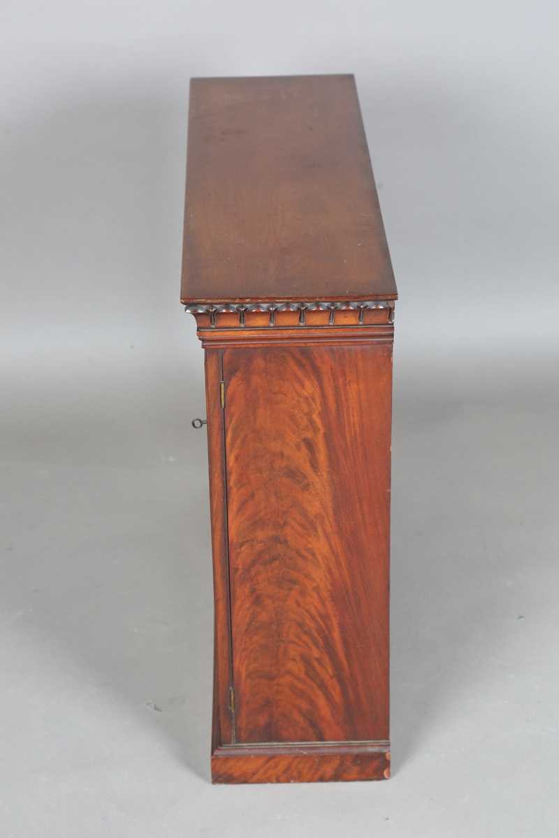 A fine early Victorian flame mahogany table-top or wall-hanging cabinet, in the manner of Gillows of - Image 9 of 9