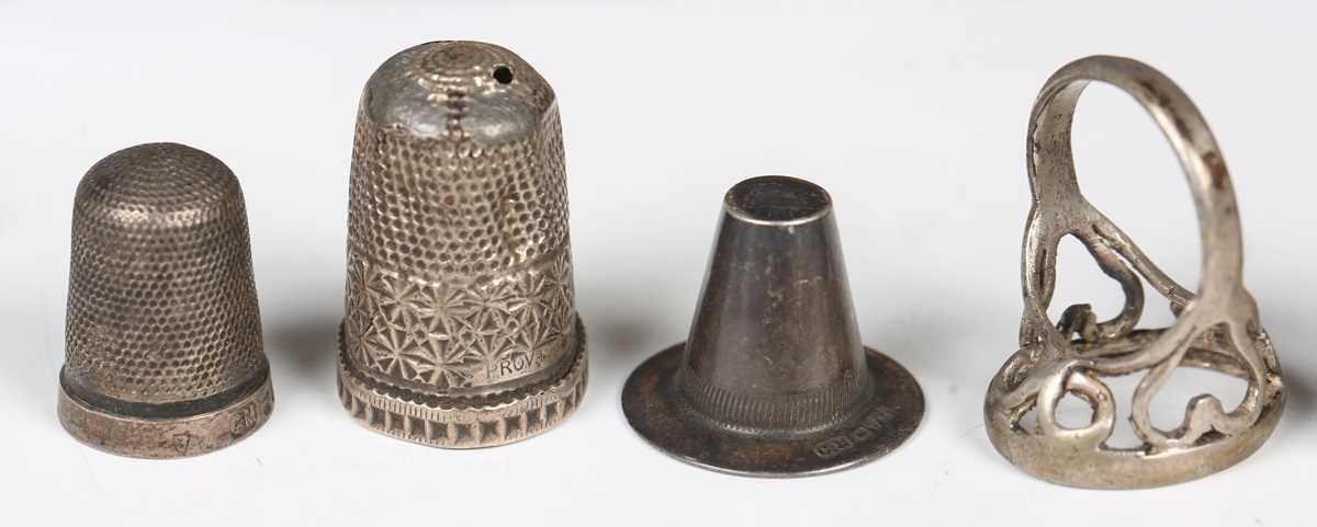 A mixed group of silver and other objects of virtu, including an articulated fish with hinged lid, - Image 6 of 16