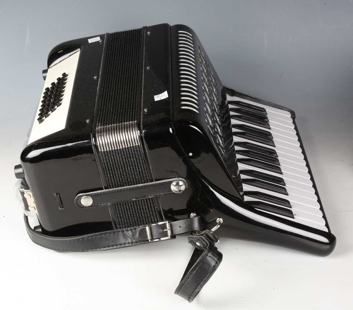 A Hohner accordion and a modern black cased piano accordion. - Bild 2 aus 10