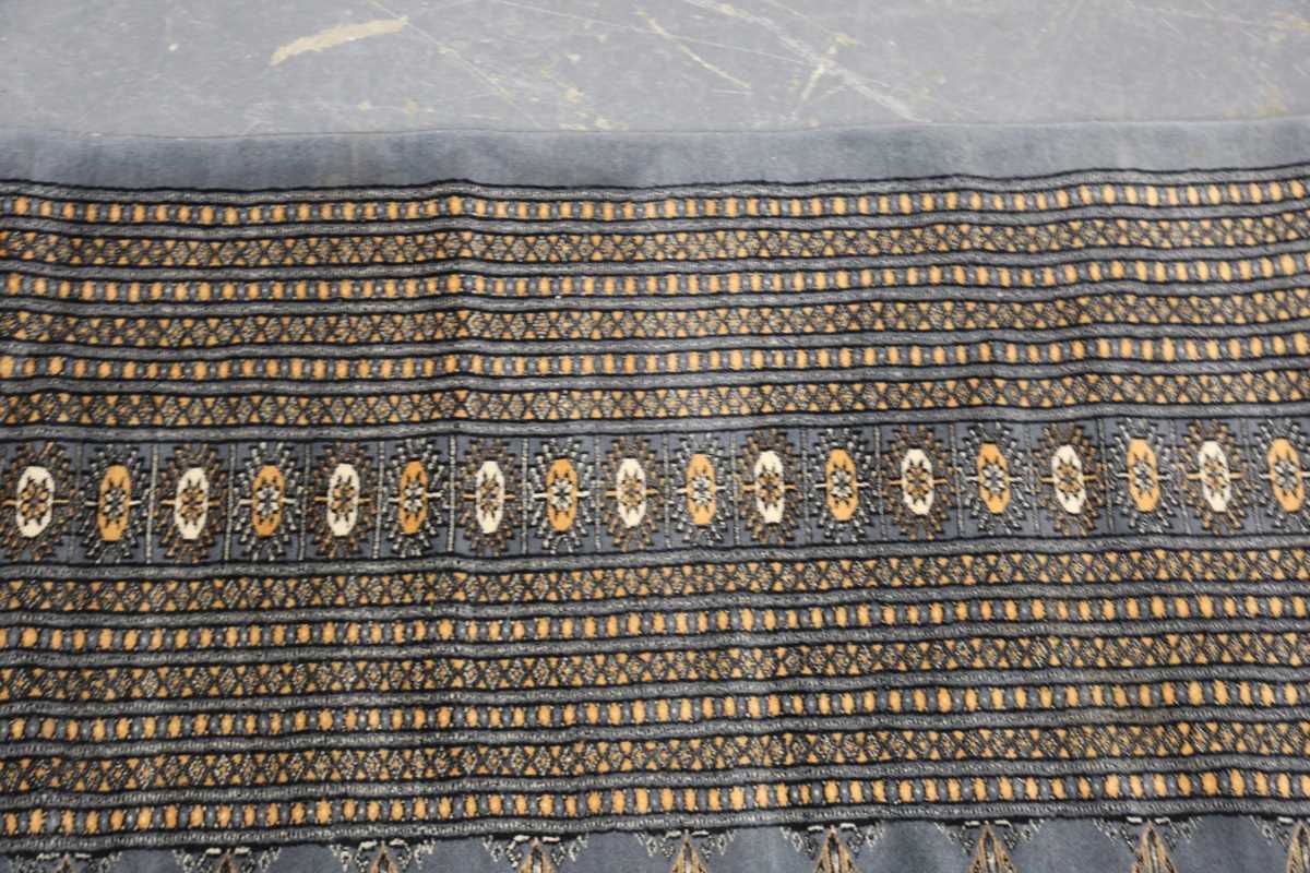 A Pakistan bokhara style carpet, late 20th century, the grey field with overall columns of guls, - Bild 6 aus 7