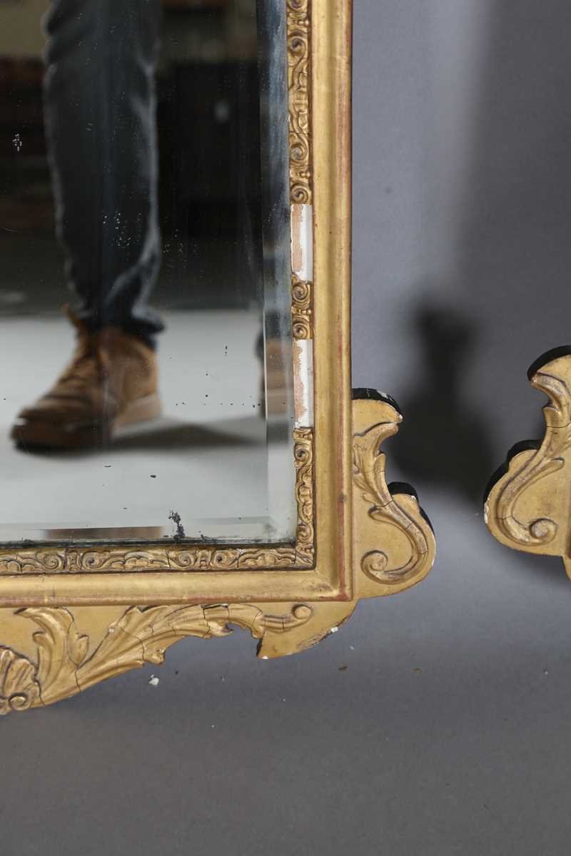 A pair of early 20th century George III style gilt composition wall mirrors, the swan neck pediments - Bild 12 aus 16