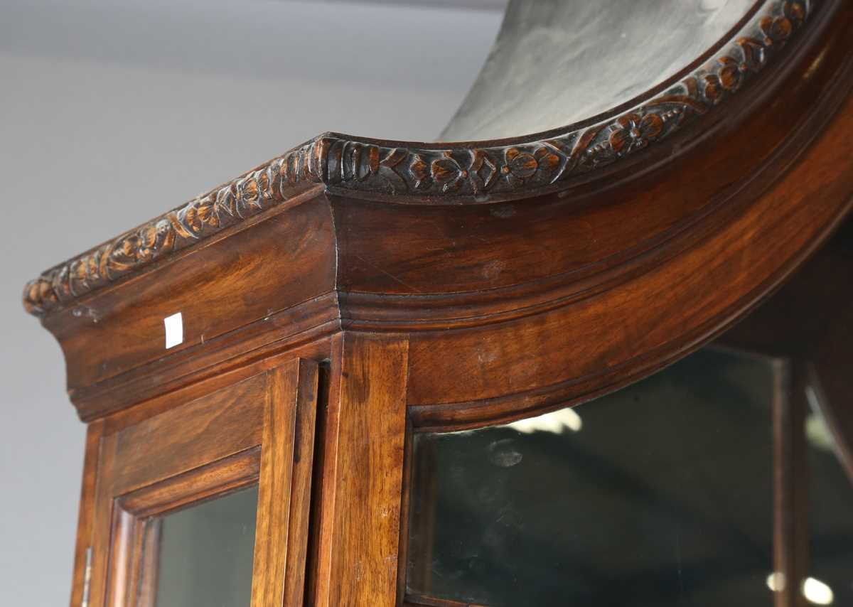 A pair of early/mid-20th century Queen Anne style walnut display cabinets, the arched tops above - Image 2 of 23