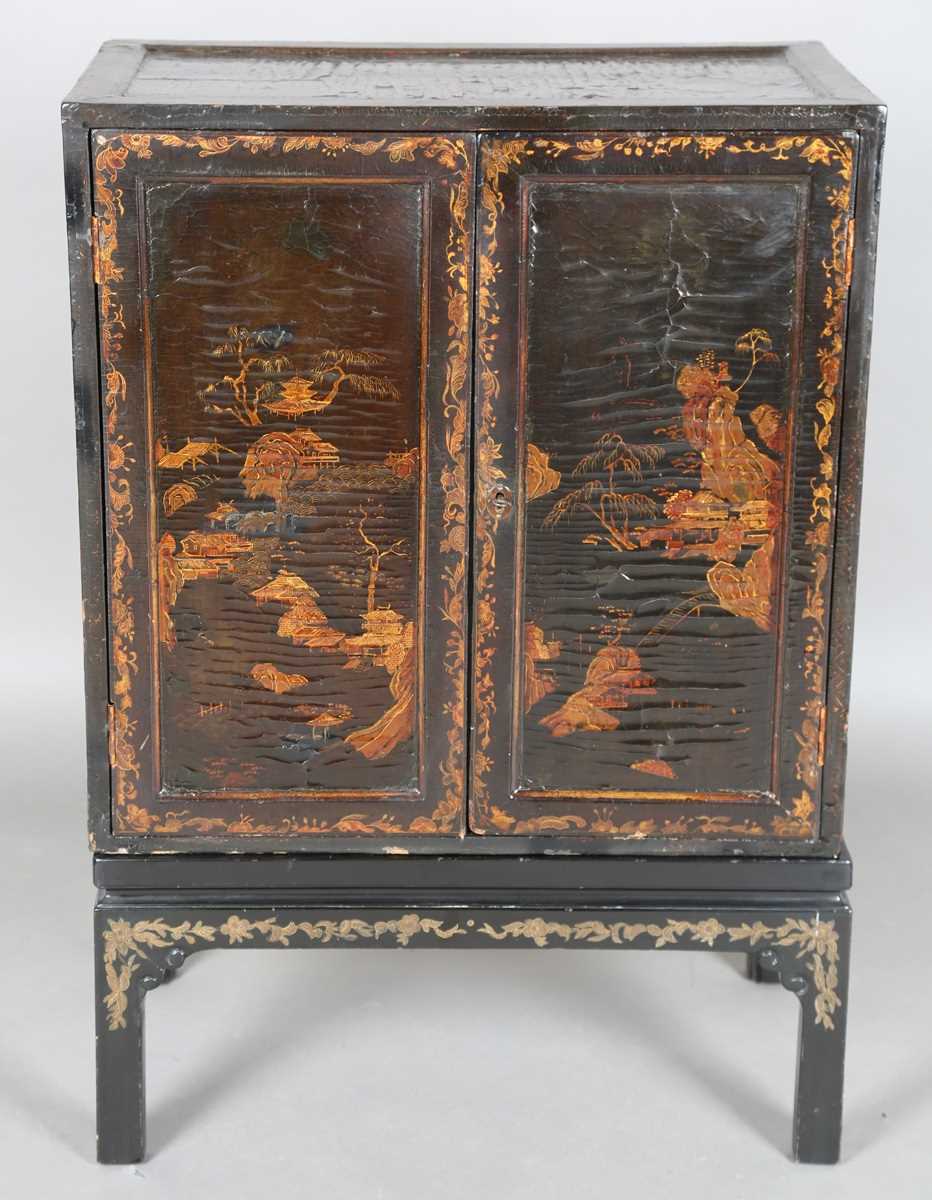 An 18th century Chinese black lacquered collector's cabinet, decorated in gilt with landscape - Image 16 of 28