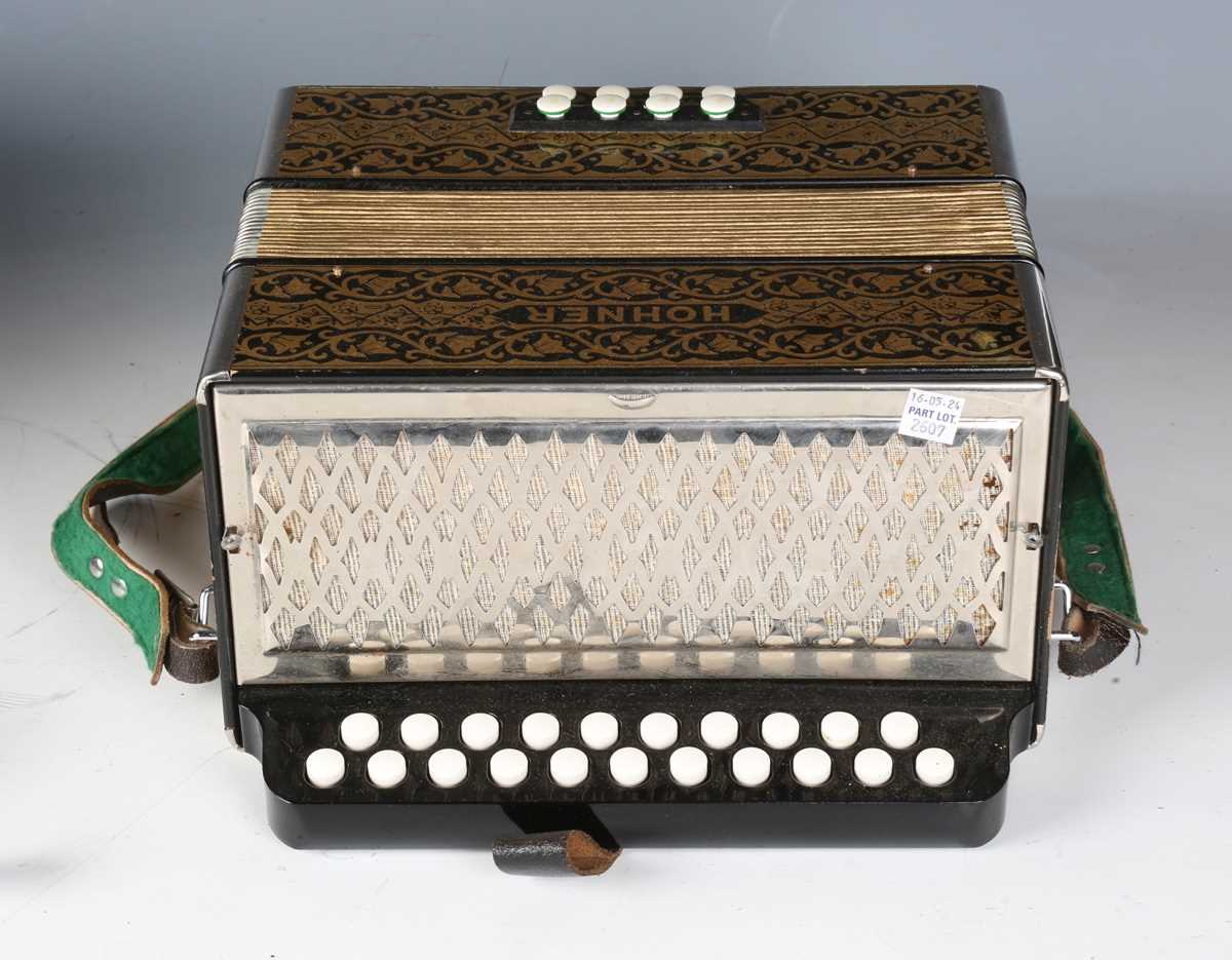 A Hohner accordion and a modern black cased piano accordion. - Bild 5 aus 10