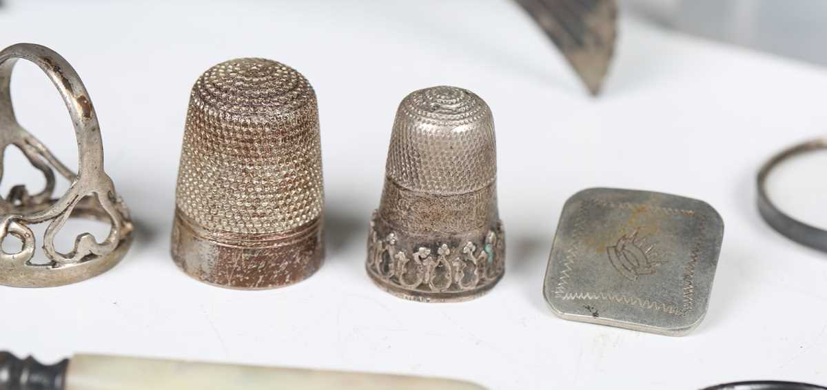 A mixed group of silver and other objects of virtu, including an articulated fish with hinged lid, - Image 7 of 16