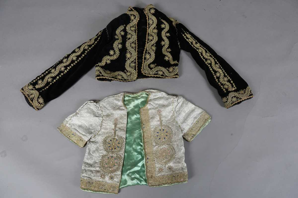 A mixed group of late 19th and early 20th century infants' clothing and dolls' clothing, including a - Image 5 of 11