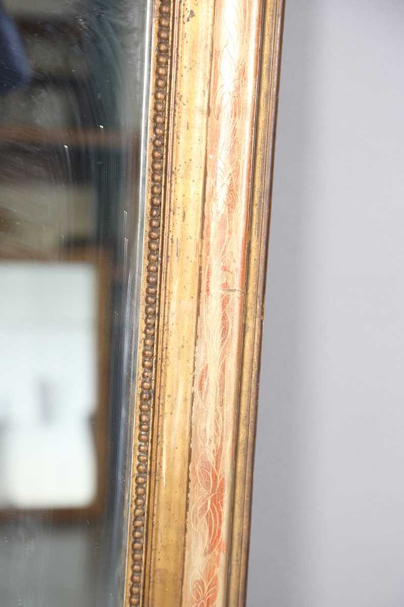 A 19th century French gilt gesso pier mirror with an arched foliate decorated frame, 138cm x 85cm. - Bild 8 aus 10