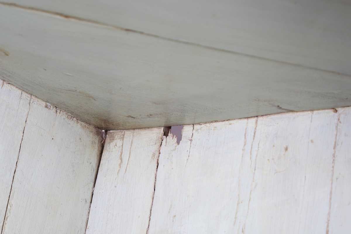 A 19th century pine corner cabinet, the open shelves painted in pale blue above a small two-door - Image 4 of 8