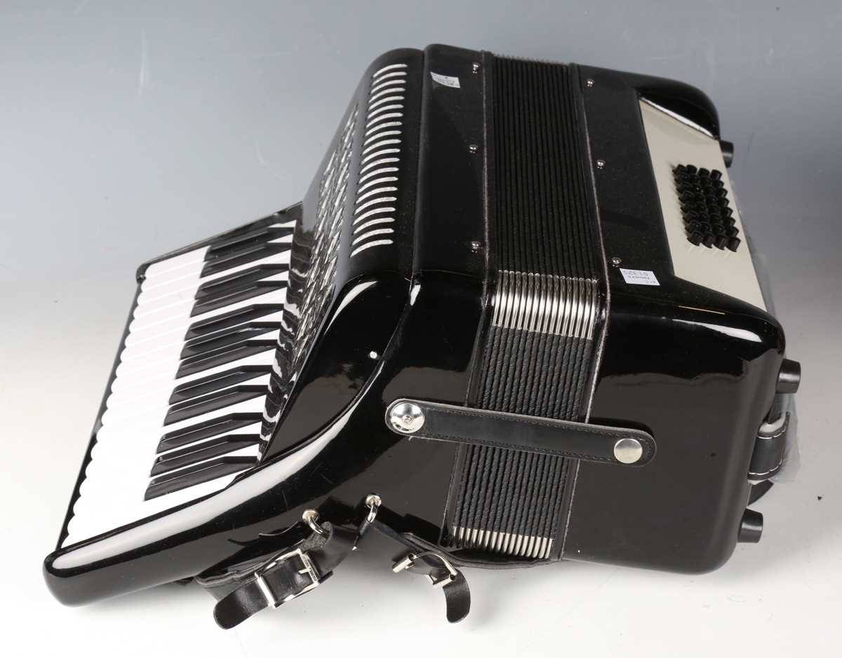 A Hohner accordion and a modern black cased piano accordion. - Bild 4 aus 10