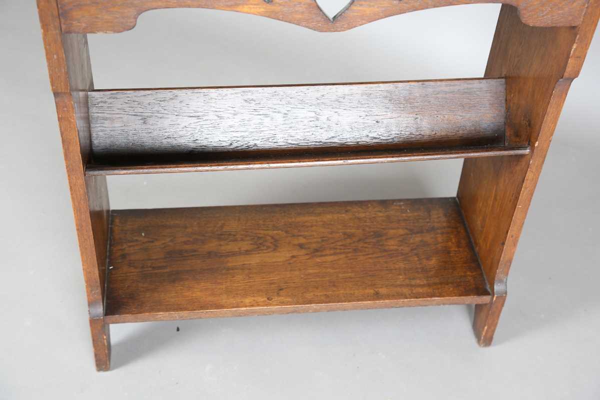 An early 20th century Arts and Crafts oak student's bureau, in the manner of Liberty & Co, height - Bild 7 aus 11