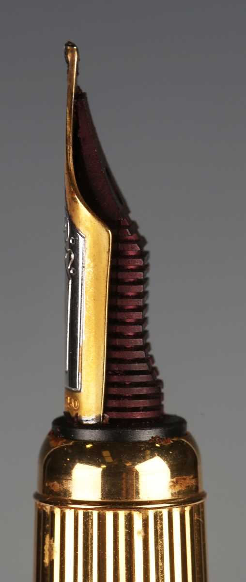 A Louis Cartier fountain pen with streaked red and black case, the nib detailed '18K', length - Image 5 of 17