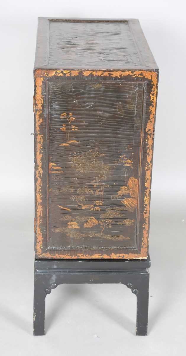 An 18th century Chinese black lacquered collector's cabinet, decorated in gilt with landscape - Image 26 of 28
