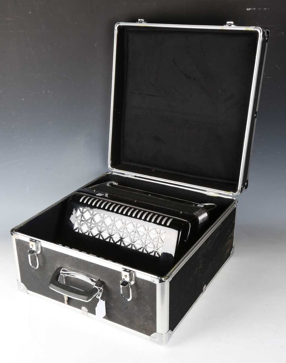A Hohner accordion and a modern black cased piano accordion. - Bild 10 aus 10