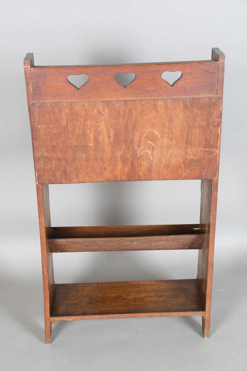 An early 20th century Arts and Crafts oak student's bureau, in the manner of Liberty & Co, height - Bild 10 aus 11
