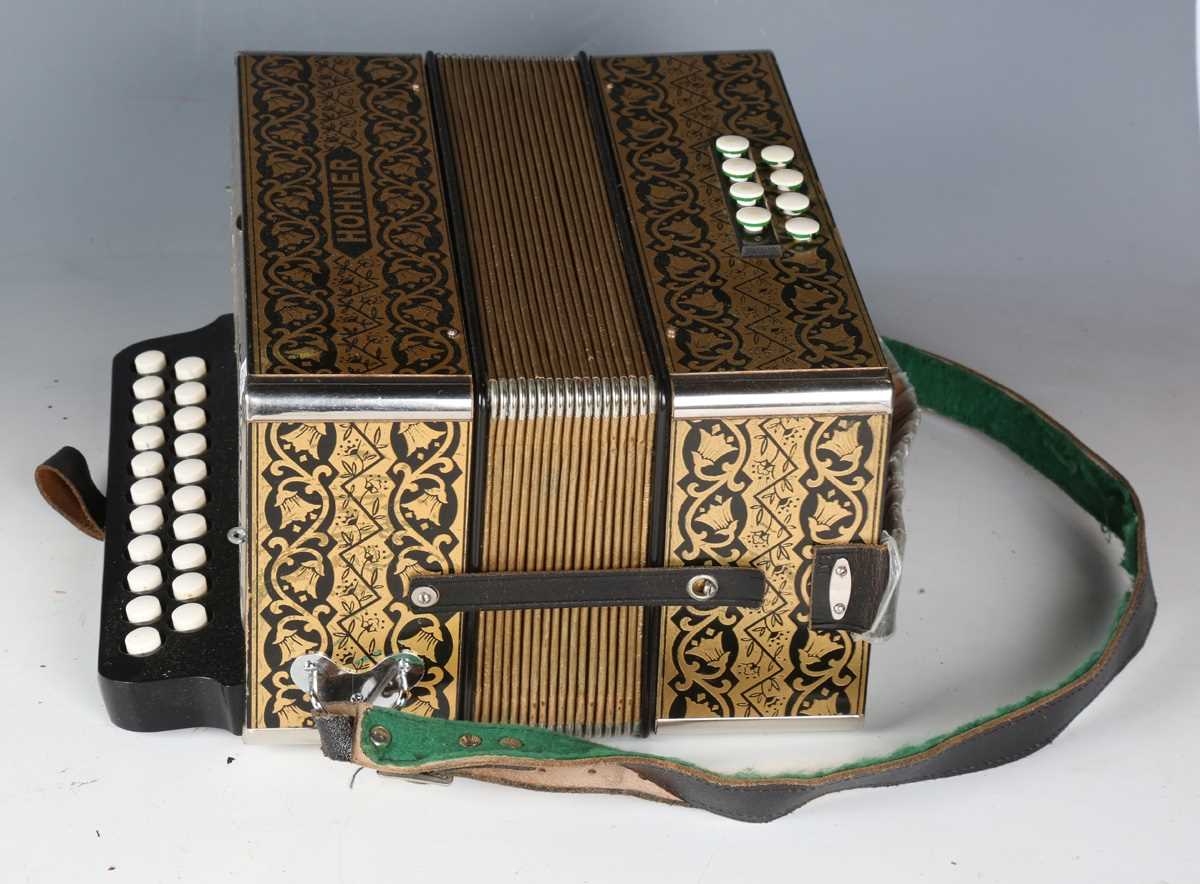 A Hohner accordion and a modern black cased piano accordion. - Bild 9 aus 10