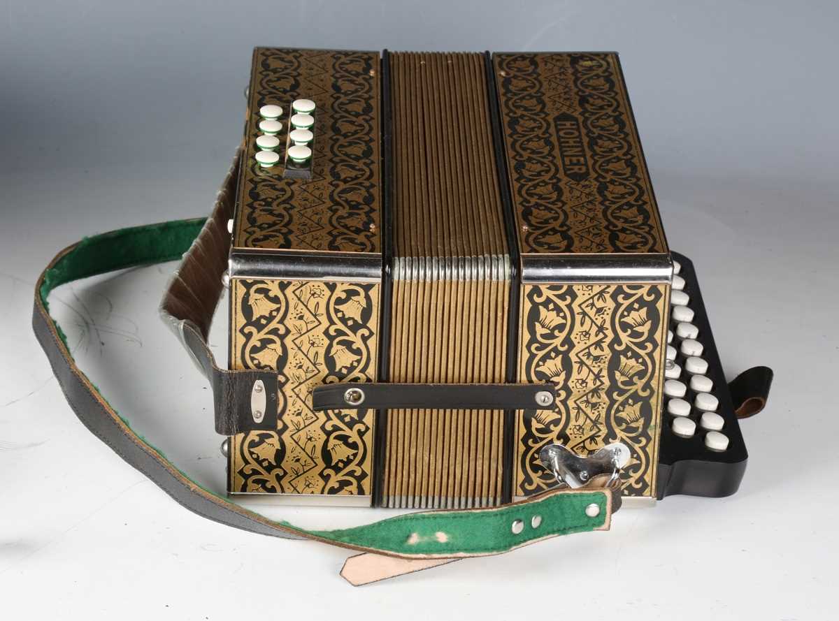 A Hohner accordion and a modern black cased piano accordion. - Bild 7 aus 10