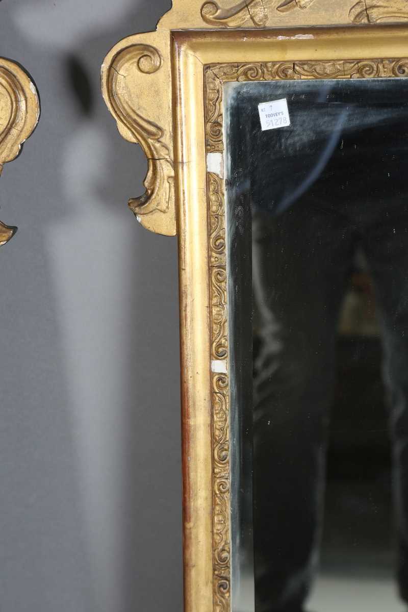 A pair of early 20th century George III style gilt composition wall mirrors, the swan neck pediments - Bild 5 aus 16