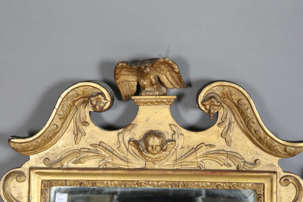 A pair of early 20th century George III style gilt composition wall mirrors, the swan neck pediments - Bild 10 aus 16