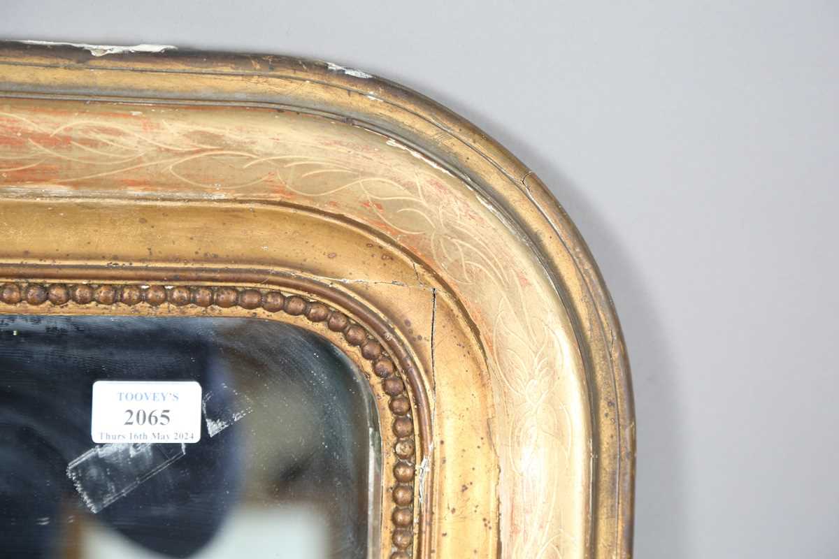 A 19th century French gilt gesso pier mirror with an arched foliate decorated frame, 138cm x 85cm. - Bild 3 aus 10