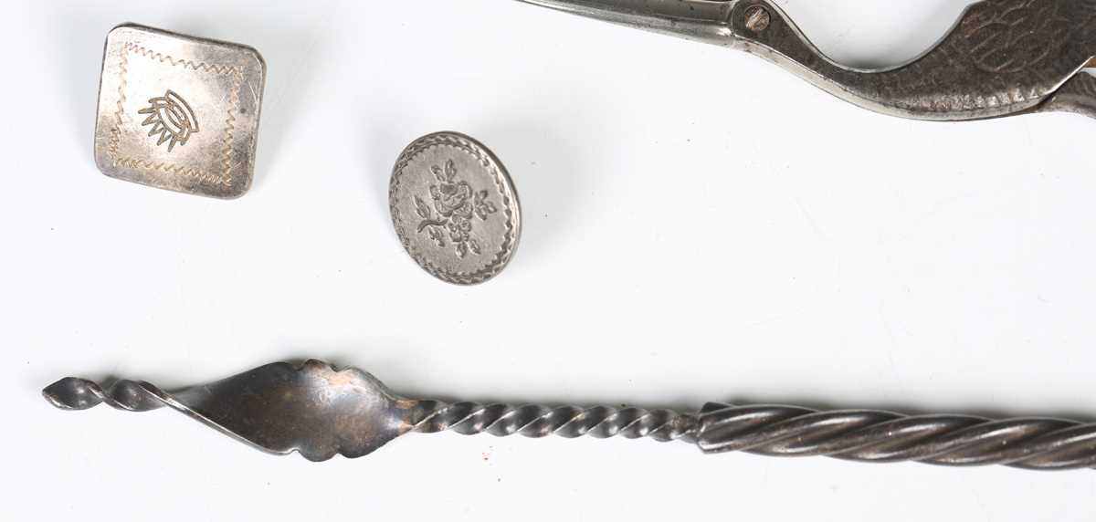 A mixed group of silver and other objects of virtu, including an articulated fish with hinged lid, - Image 10 of 16