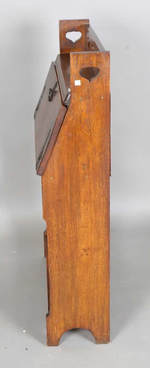 An early 20th century Arts and Crafts oak student's bureau, in the manner of Liberty & Co, height - Bild 11 aus 11