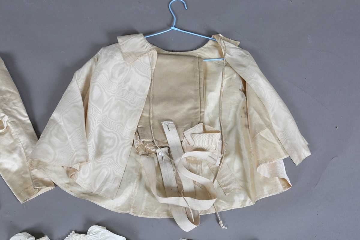 A mixed group of late 19th and early 20th century infants' clothing and dolls' clothing, including a - Image 3 of 11