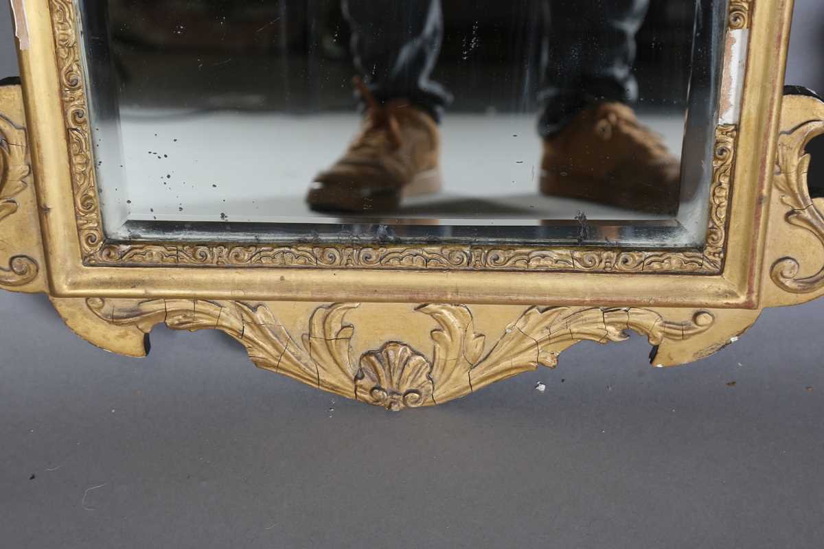 A pair of early 20th century George III style gilt composition wall mirrors, the swan neck pediments - Bild 13 aus 16