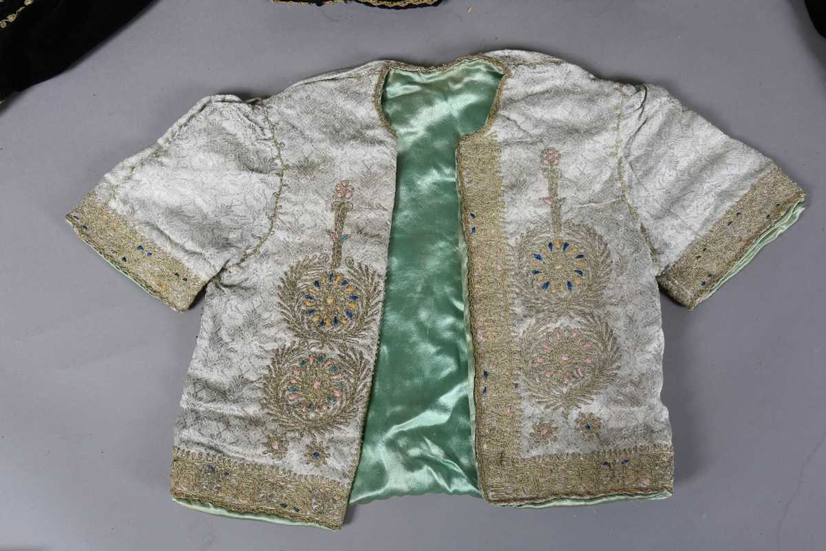 A mixed group of late 19th and early 20th century infants' clothing and dolls' clothing, including a - Image 6 of 11