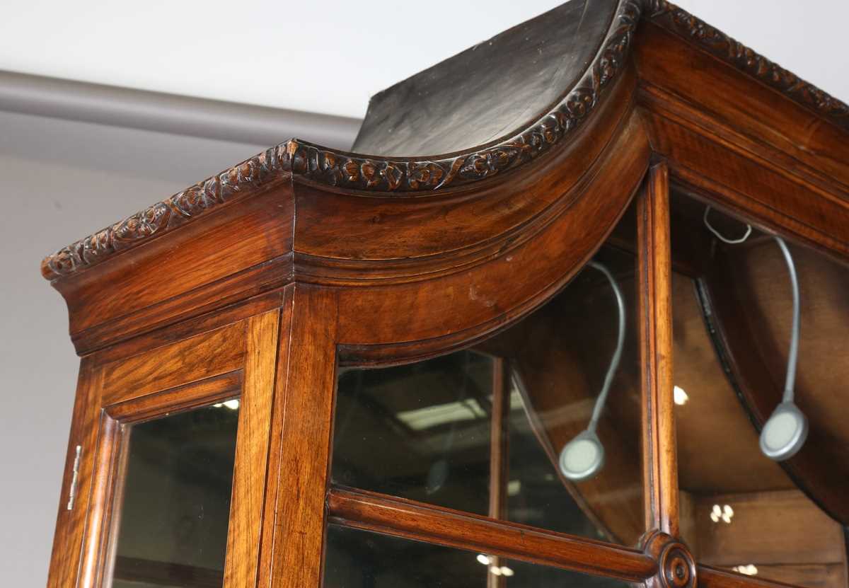 A pair of early/mid-20th century Queen Anne style walnut display cabinets, the arched tops above - Image 12 of 23