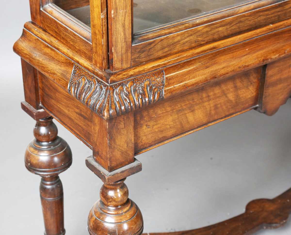 A pair of early/mid-20th century Queen Anne style walnut display cabinets, the arched tops above - Image 5 of 23