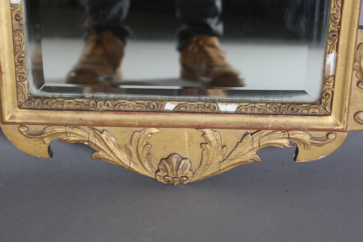 A pair of early 20th century George III style gilt composition wall mirrors, the swan neck pediments - Bild 7 aus 16