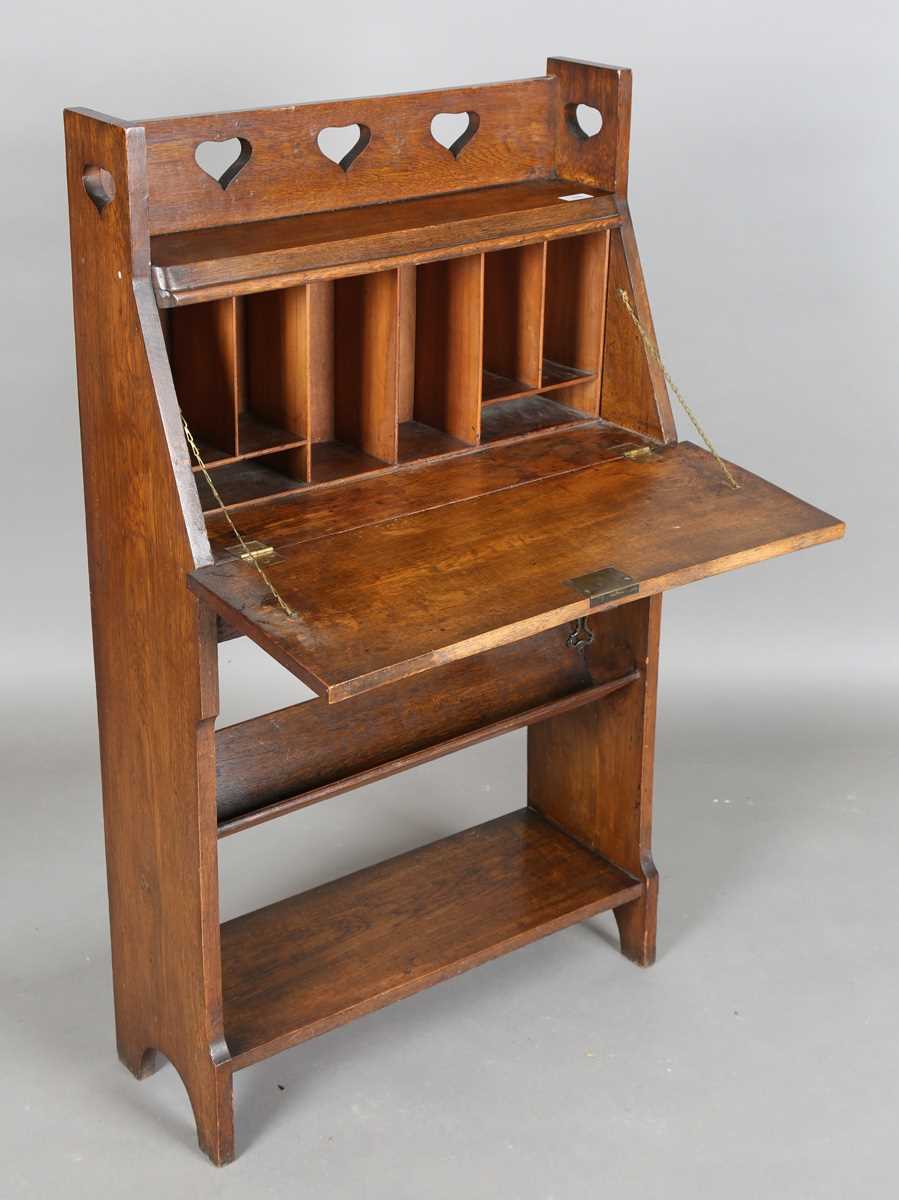An early 20th century Arts and Crafts oak student's bureau, in the manner of Liberty & Co, height - Bild 2 aus 11