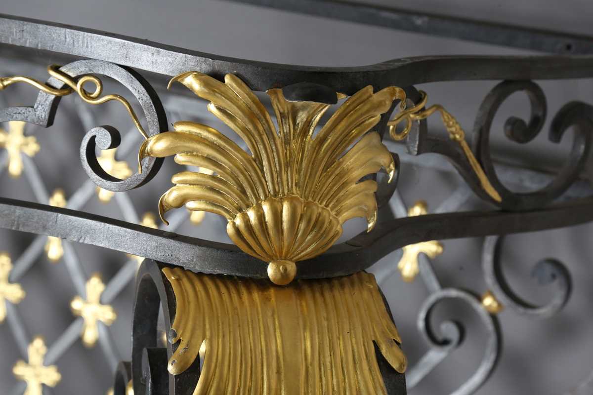 An impressive 20th century black and gilt painted wrought iron console table, the substantial Brèche - Bild 5 aus 12
