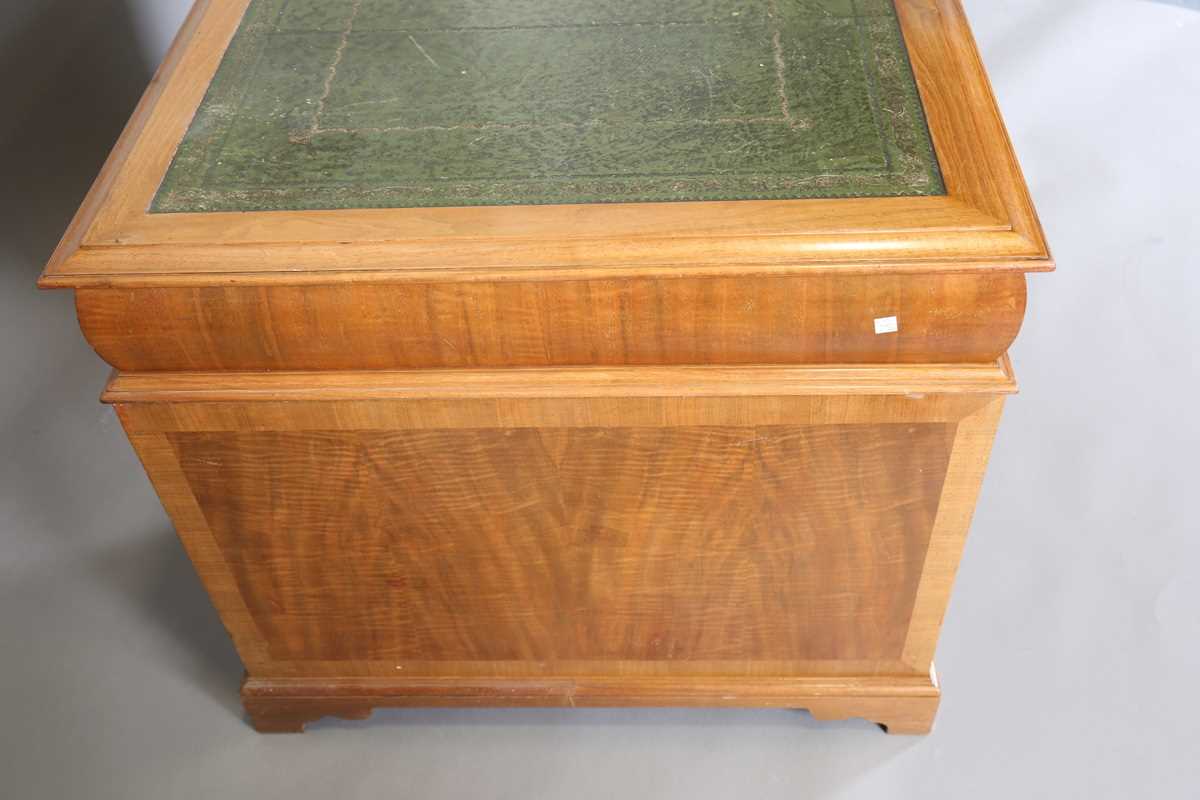An early/mid-20th century walnut twin-pedestal desk, the top inset with green leather above an - Bild 9 aus 12