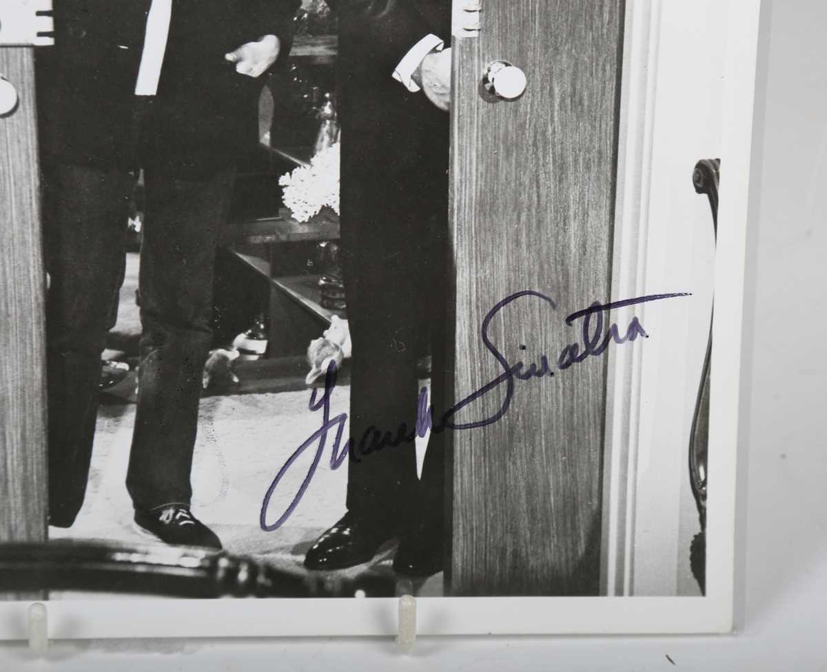 AUTOGRAPH. An autographed black and white photograph signed by Frank Sinatra and Jacqueline Bisset - Bild 3 aus 7