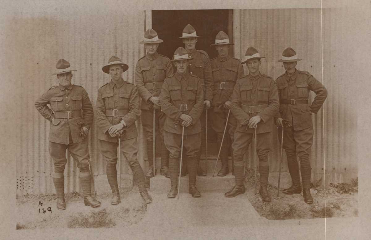 An album containing 32 postcards of military interest including an embroidered silk greeting - Bild 13 aus 32