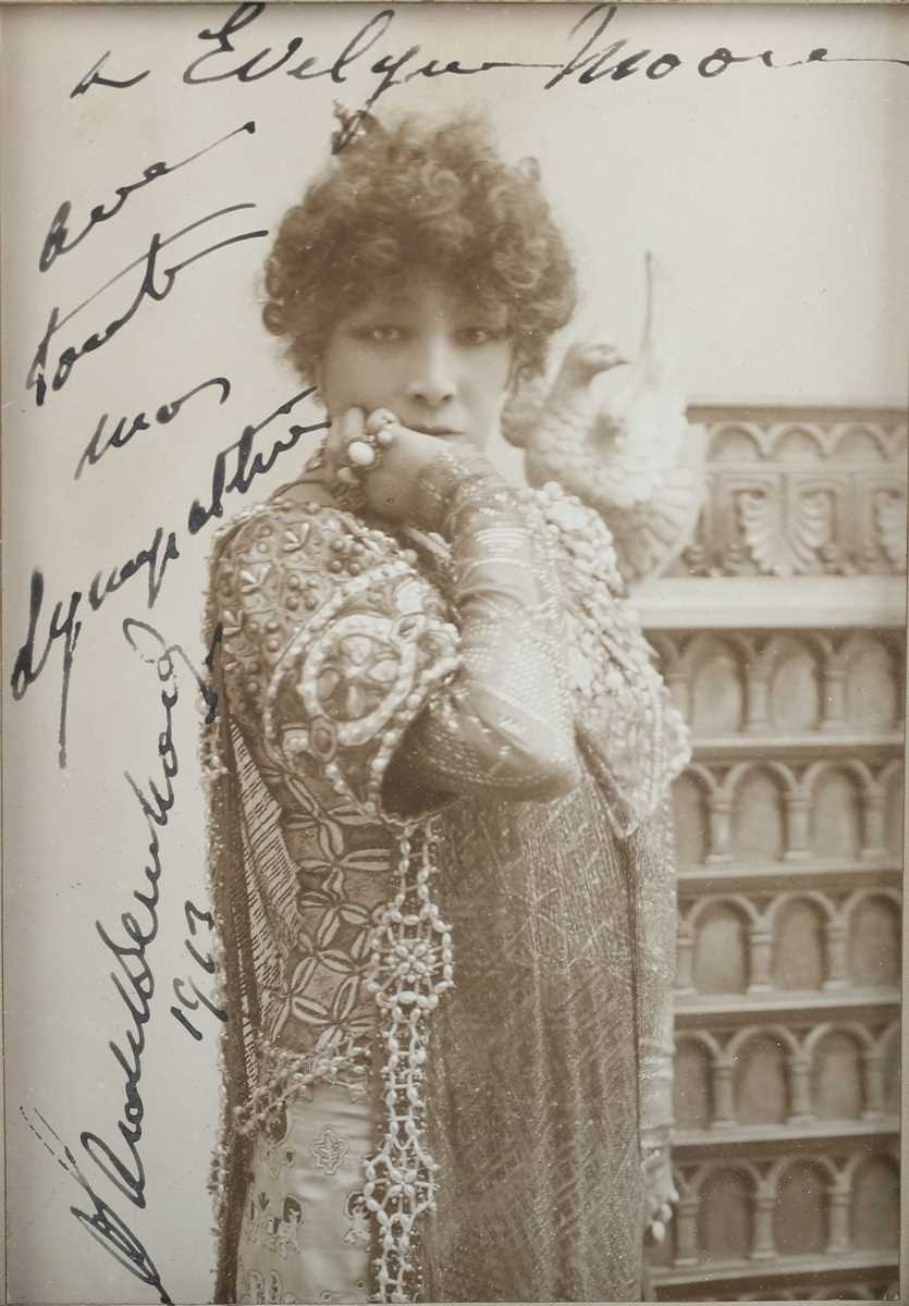 AUTOGRAPH. A signed photograph of Sarah Bernhardt, 14.5cm x 10cm, the three-quarter length - Bild 2 aus 9