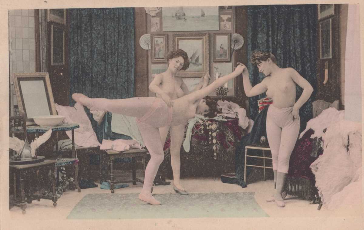 A collection of approximately 170 postcards of erotic or risqué interest, many collected in sets. - Bild 3 aus 10