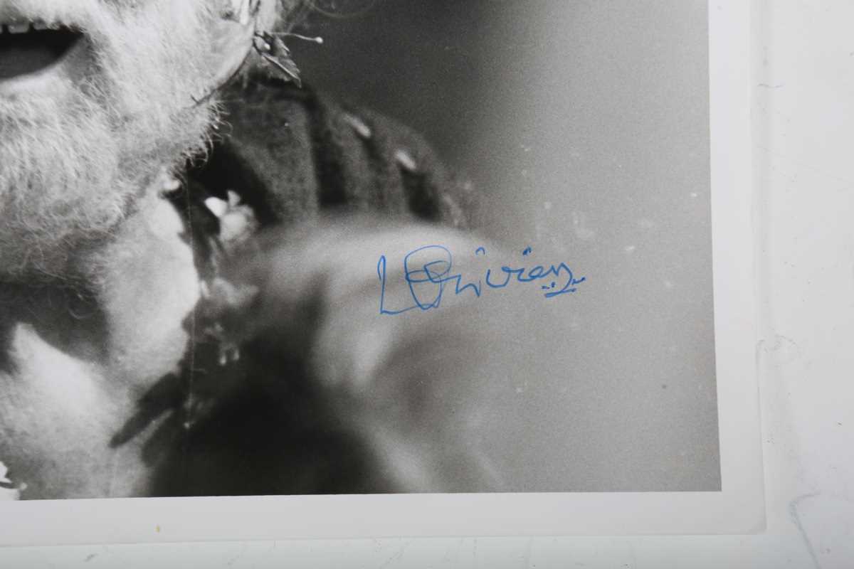 AUTOGRAPH. An autographed black and white oversized photograph signed by Laurence Olivier, depicting - Bild 2 aus 6