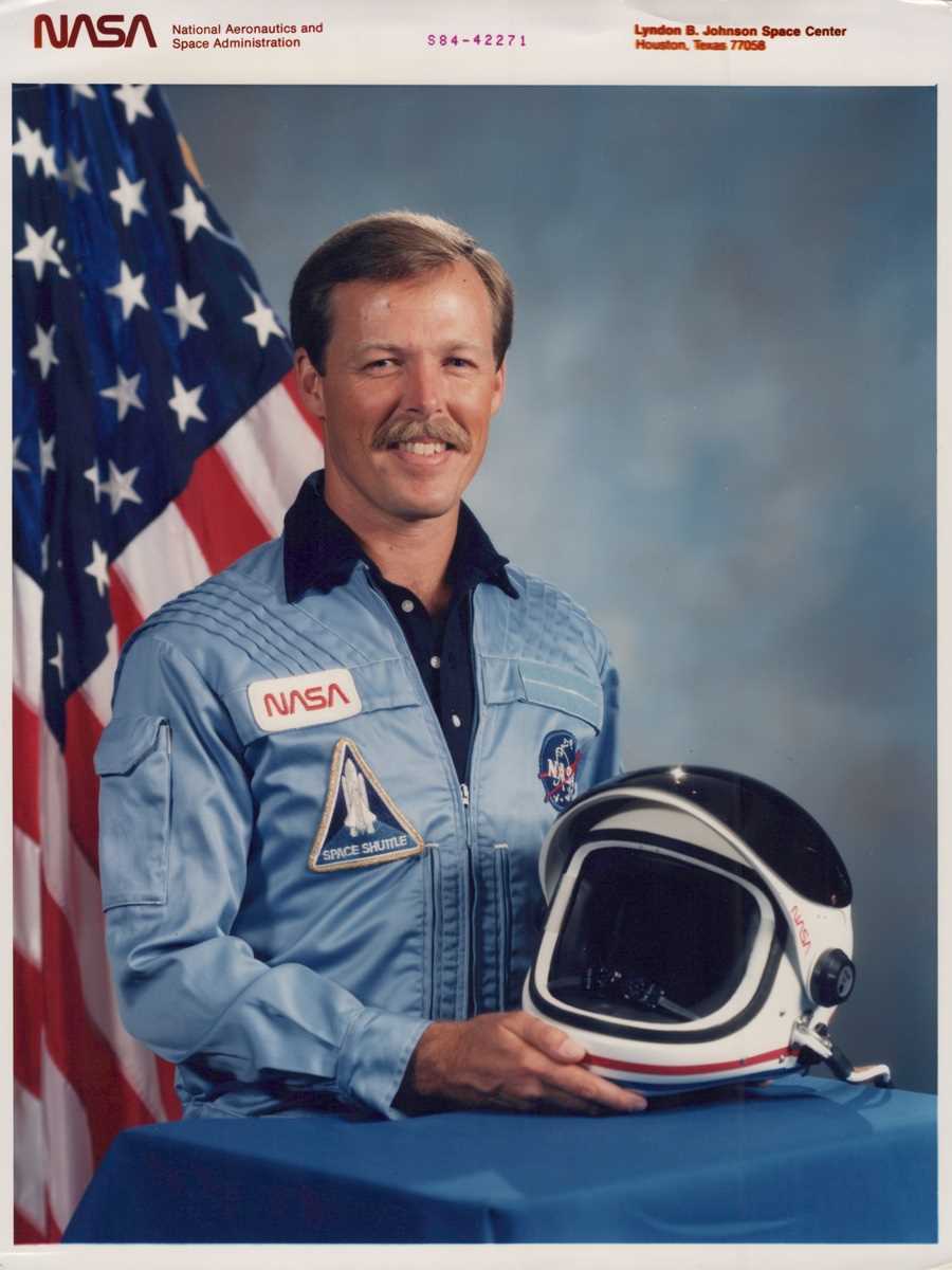 SPACE. A small group of five colour NASA-released portrait photographs of Space Shuttle astronauts - Image 6 of 17